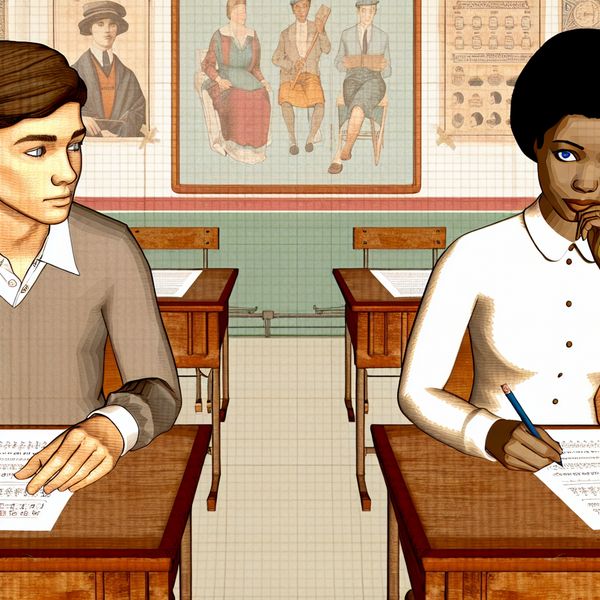 Studenten tijdens een toets kijken af in een klaslokaal Twee studenten tijdens een toets in een klaslokaal, waarbij de eerste student gespannen naar het werk van de tweede student kijkt