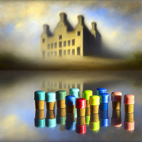 Close-up van kleurrijke stoppers op een reflecterende ondergrond met een surrealistisch landschap op de achtergrond.