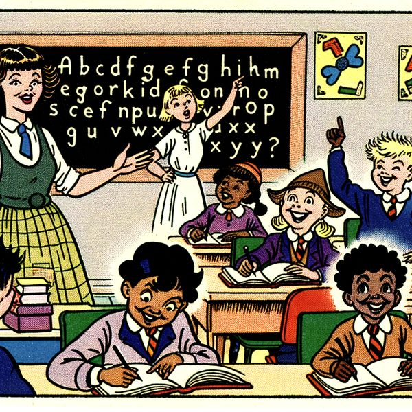 Een enthousiaste lerares geeft dictaat aan een diverse groep kinderen in een kleurrijke klas. De leerlingen schrijven in hun notitieboeken terwijl één leerling zijn hand opsteekt, zichtbaar verrast.