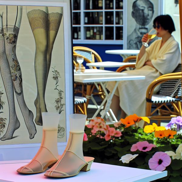 Zomerse kousen en slippers bij zonnig café Elegante lichte kousen naast stijlvolle slippers in een zomerse buitenomgeving