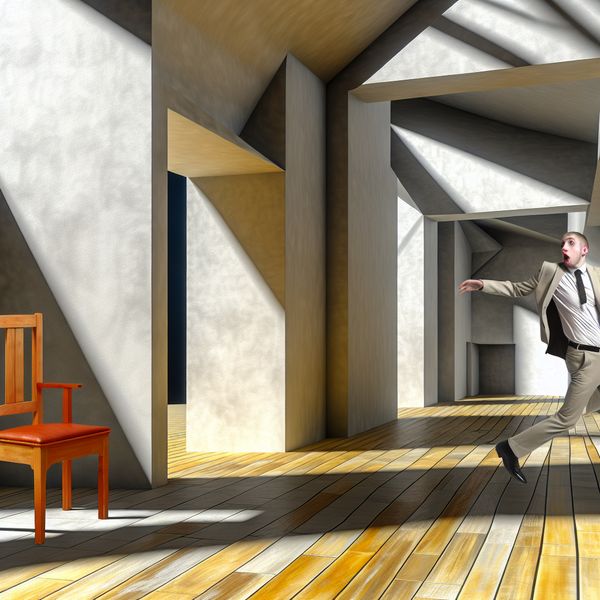 Persoon staat abrupt op uit een stoel in een lege, monumentale kamer met koude architectuur en lange schaduwen, illustratie van onmiddellijke actie zonder aarzeling