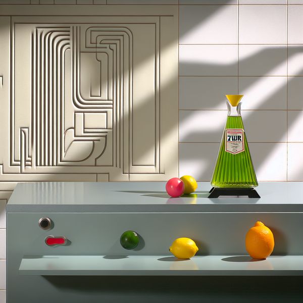 Retro-futuristische keuken met azijn en fruit Retro-futuristisch keuken met een prominente fles azijn en kleurrijke fruit.