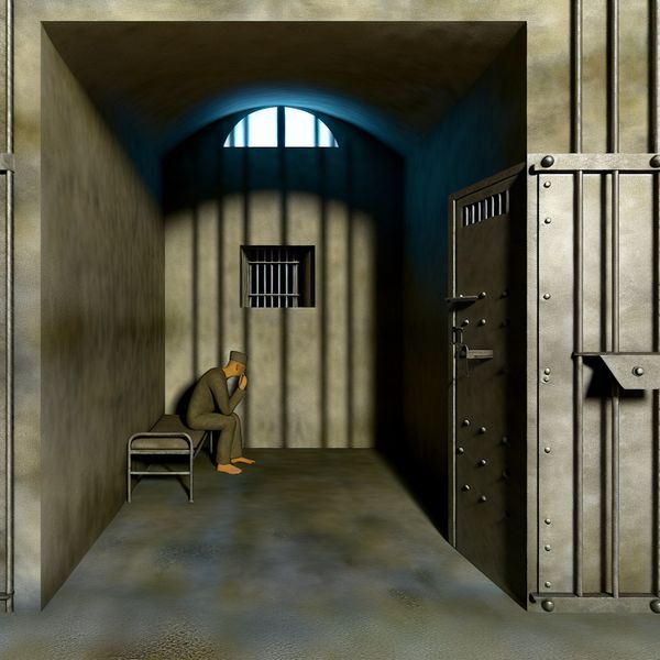 Surrealistische gevangeniscel met eenzame gevangene in Carel Willink-stijl Een eenzame gevangene zit in een donkere, hyperrealistische gevangeniscel met dikke betonnen muren en een klein tralievenster, in surrealistische stijl van Carel Willink