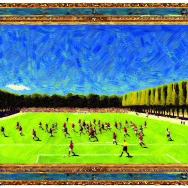 Vlak voetbalveld met spelers in actie onder blauwe lucht Een levendig voetbalveld met spelers in actie onder een heldere blauwe lucht, omlijst door groene bomen, perfect voor een voetbalwedstrijd.